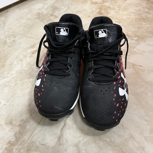 Youth Girls Under Armour size 2.5 softball cleats - Picture 2 of 5